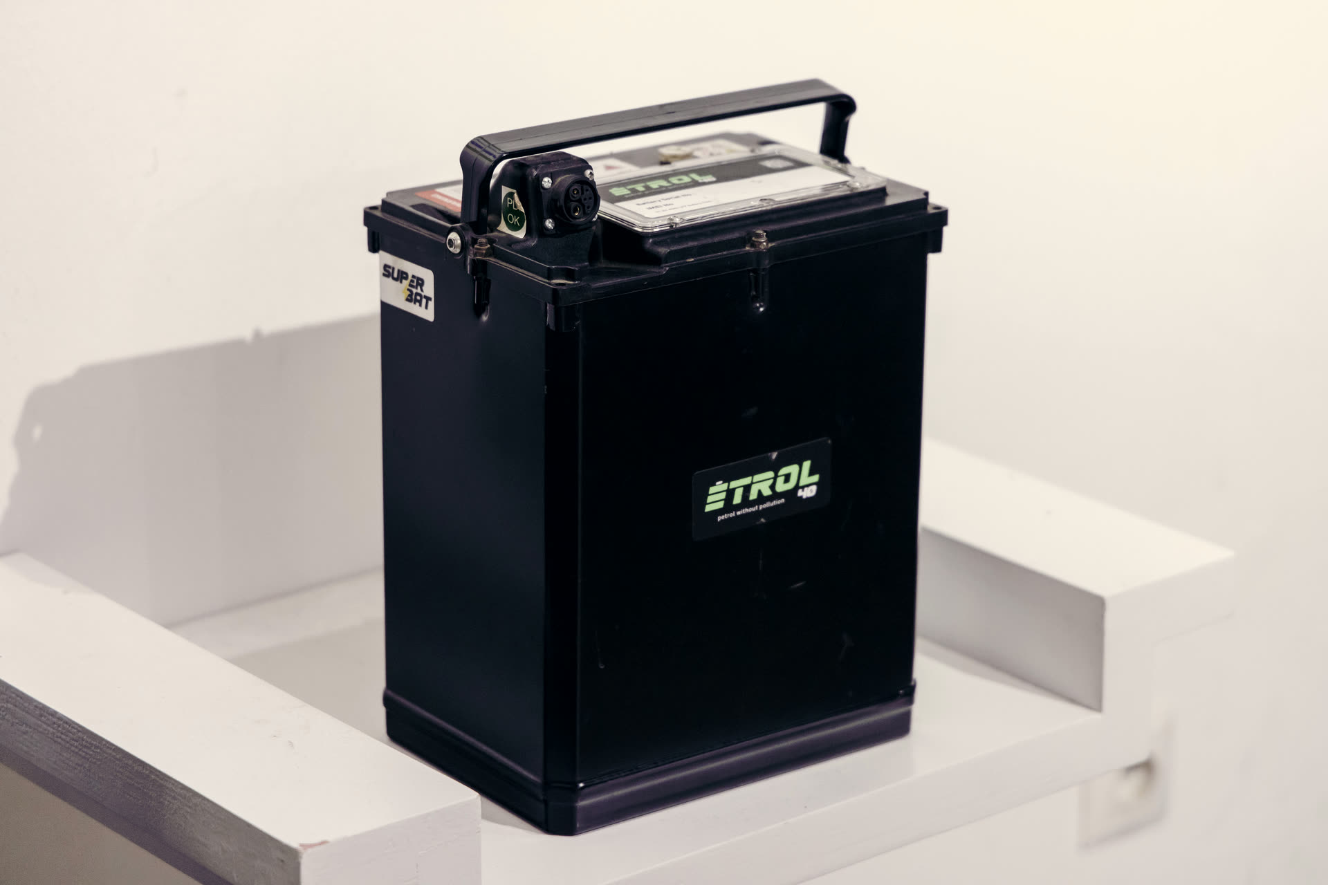 Batterie lithium-ion échangeable Mobelec, posée en atelier.