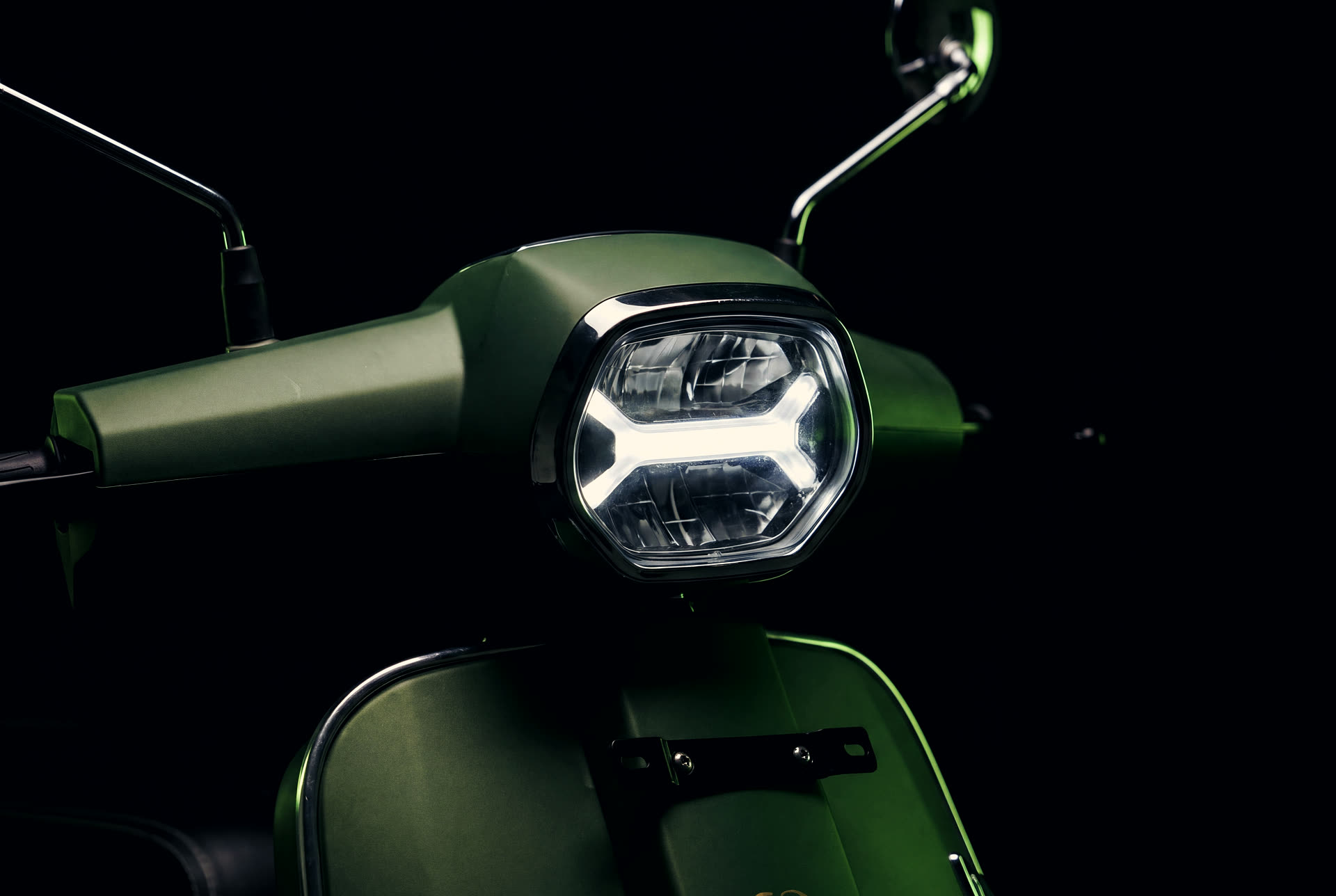 Perfetto, phare LED en détail, rendu studio sombre